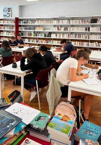 Alumnos en biblioteca
